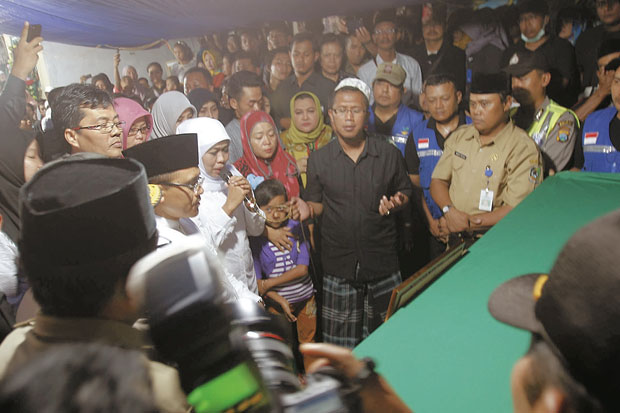 Ribuan Warga Hadiri...