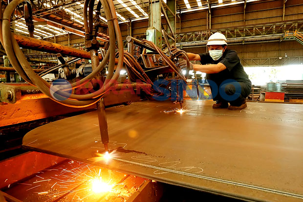 Industri Baja Bertahan