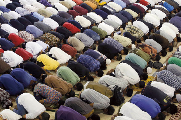 Tarawih Perdana, Warga...