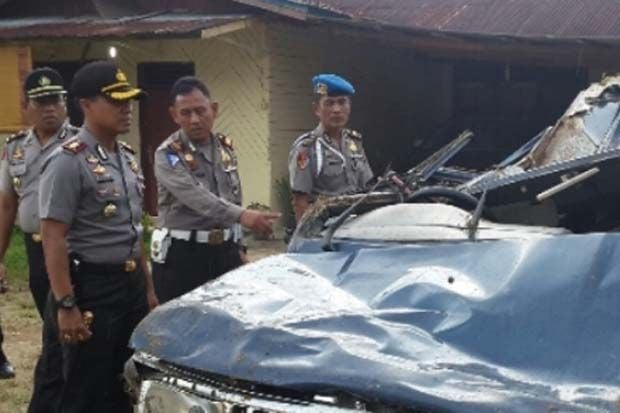 Mobil Masuk Sungai,...
