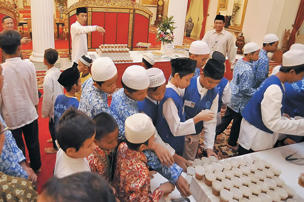Jokowi Bagikan Sepeda...
