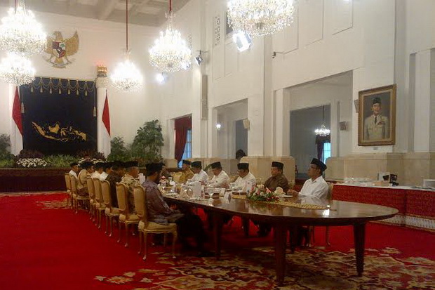 Jokowi Buka Bersama...