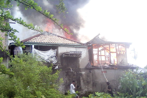 Tiga Rumah Ludes Dilalap...
