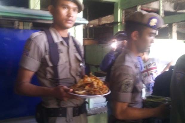 Satpol PP Padang Razia...
