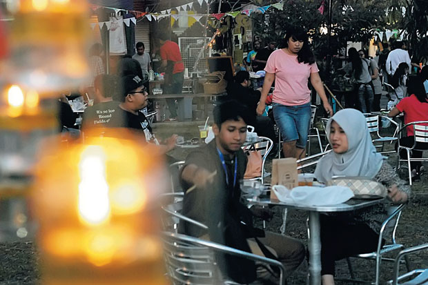 Bersantap di Bawah Pohon...