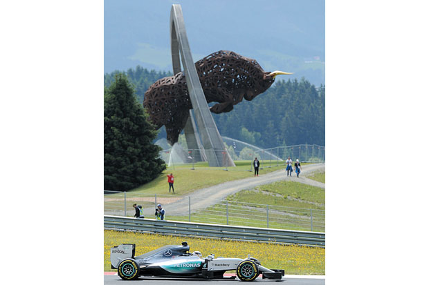 Hamilton Waspadai Ferrari