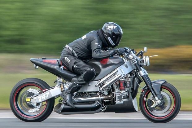 Motor Naked Bike ini...