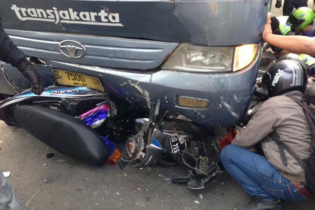 Bus Transjakarta Tabrak...