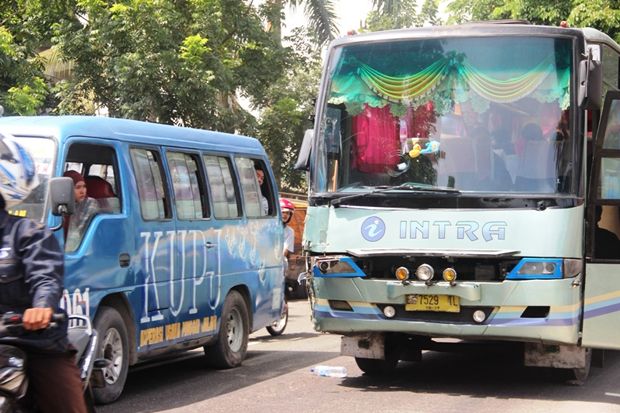 Bus Intra Tabrak Biker...