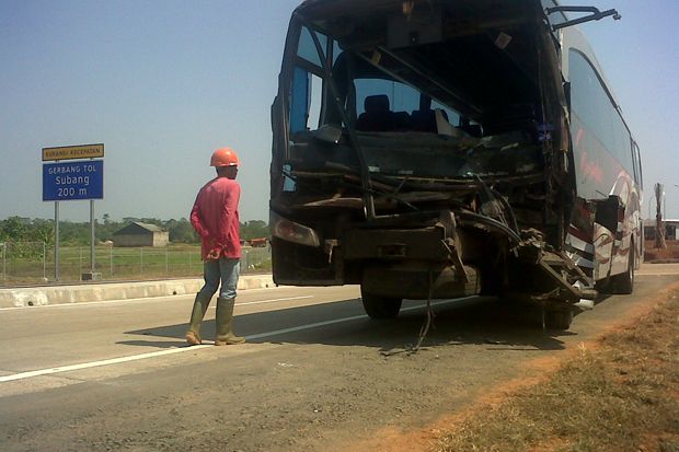 Bus Seruduk Truk di...