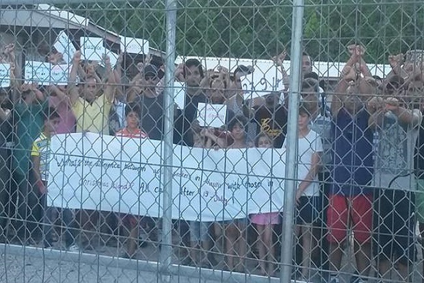 Petugas di Australia...
