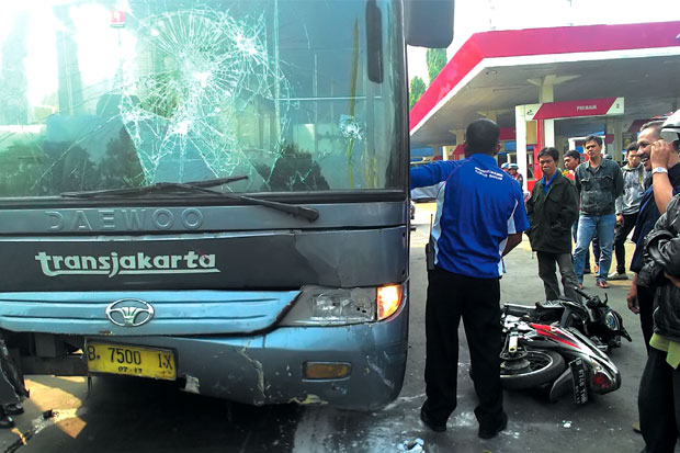 Bus Transjakarta Tabrak...