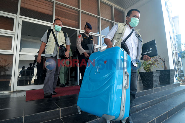 KPK Geledah Kantor Bupati...