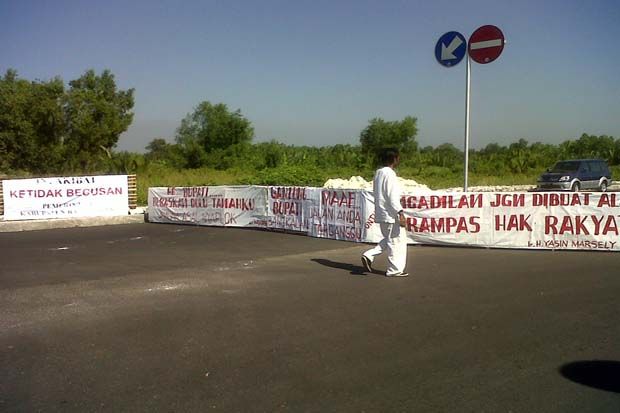 Kecewa, Warga Blokir...