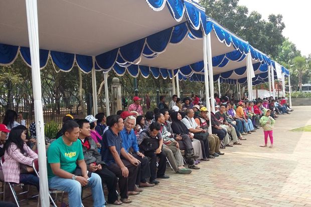 300 Orang Tukar Uang...