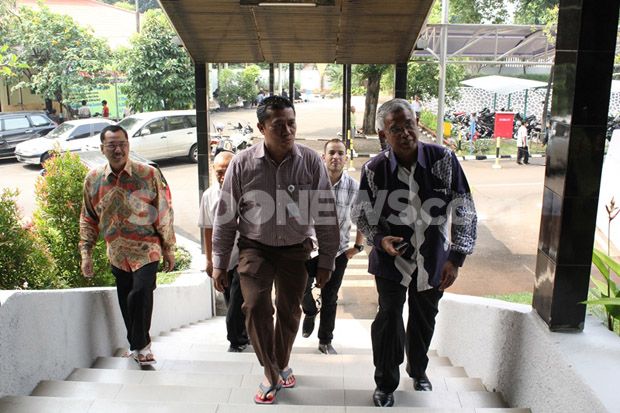 Nongol di Kemenpora,...