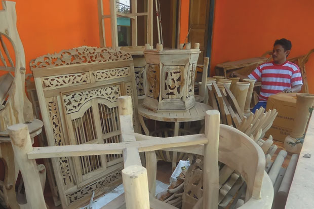Perajin Kayu Jati Kewalahan...