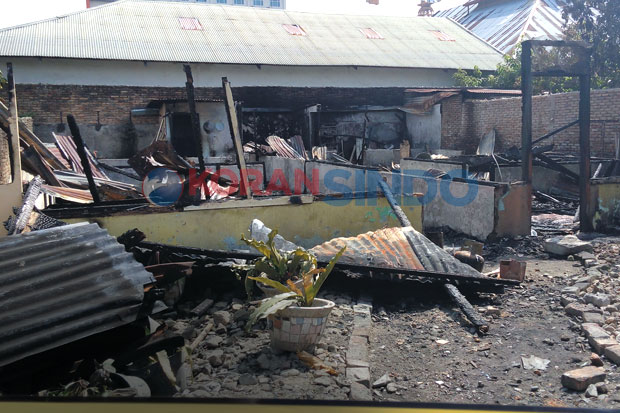 Rumah Terbakar, Kakek...