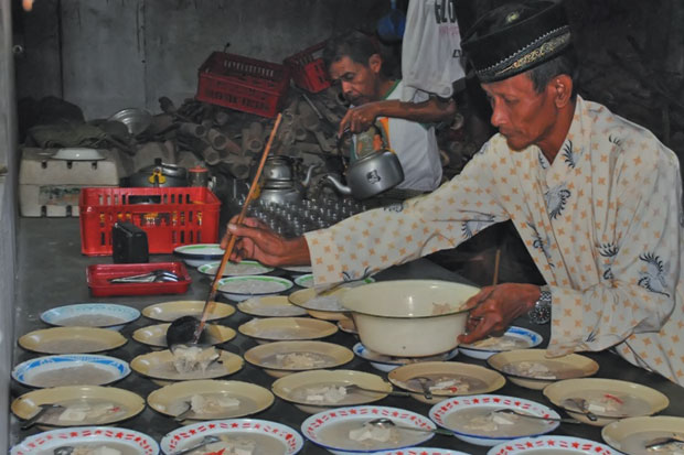 Menikmati Bubur Sayur...