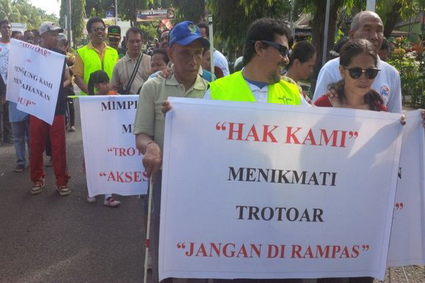 Puluhan Tunanetra Tuntut...