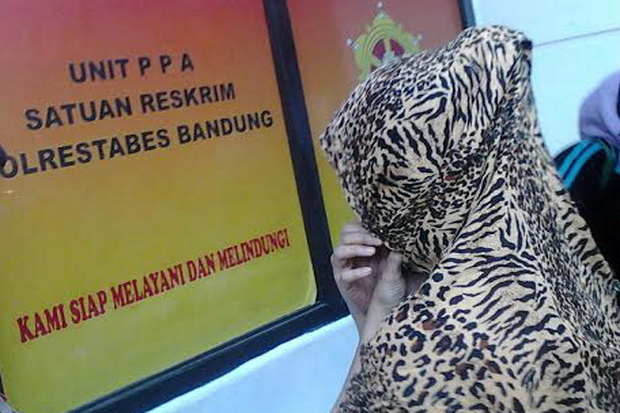 Pasangan Penipu di Dalam...