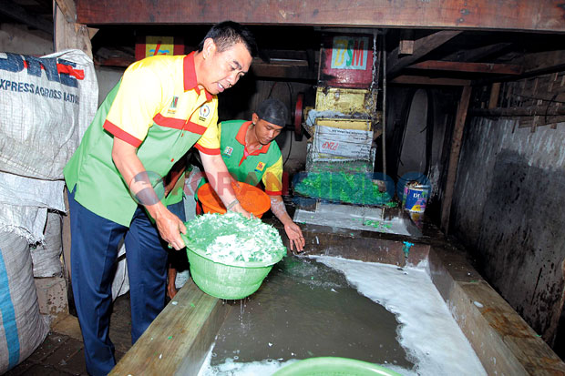 Memeluk Sampah Seperti...