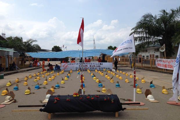 Tolak PHK Massal, Ratusan...