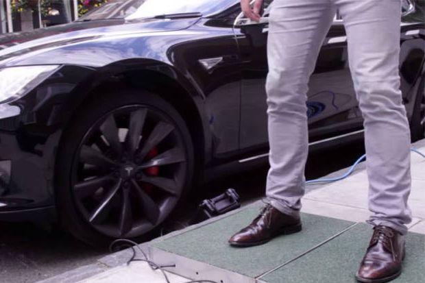 Tesla Kembangkan Pengisian...