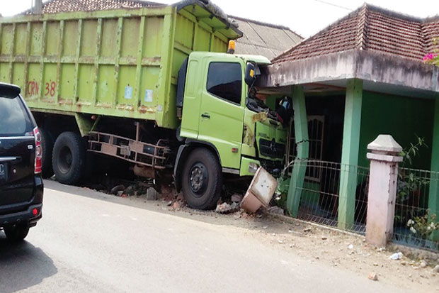 Dump Truk Tabrak Rumah...