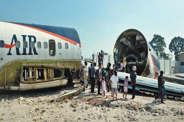 Boeing 737-300 Dioperasikan...