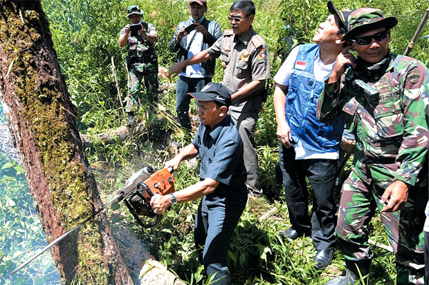 Gubernur Buka Hutan...