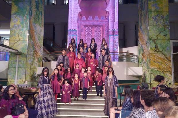Alleira Batik Luncurkan...
