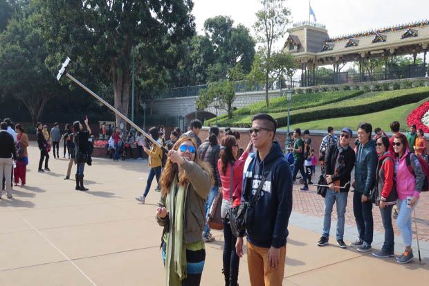 Disney Larang Penggunaan...