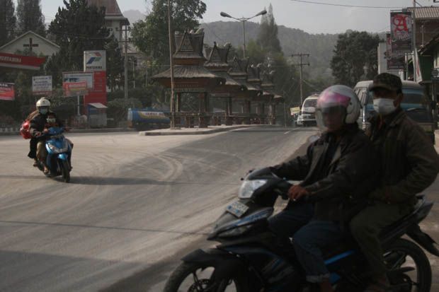 Digempur Debu Vulkanik...