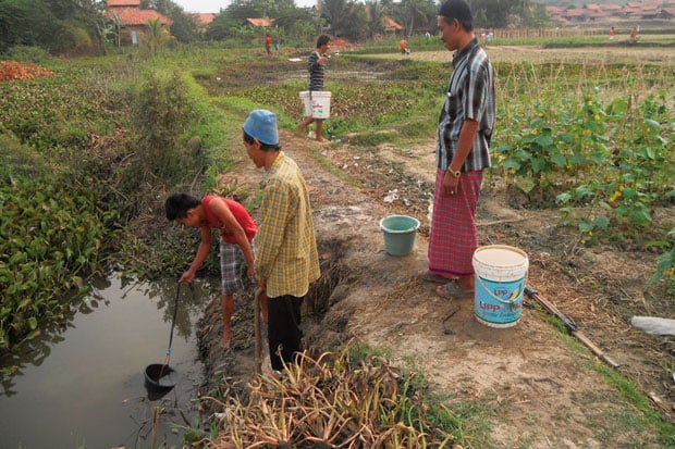 Warga Manfaatkan Air...