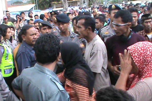 Kecewa Tuntutan Jaksa,...