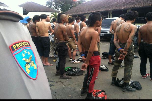 Ditangkap Polisi, 240...
