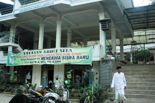 Cetak Santri Berakhlak...