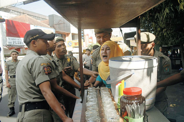 Bentrok dengan PKL,...