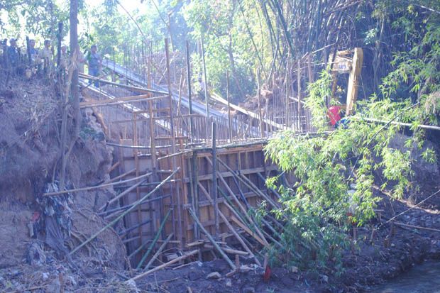 Proyek Jembatan Ambrol,...