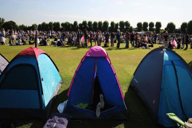Dirikan Tenda demi Tiket...