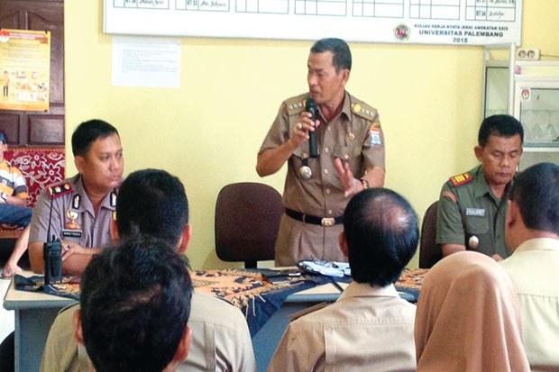 Buang Sampah di Sungai...