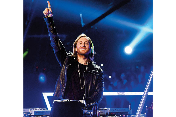 David Guetta Pegang...