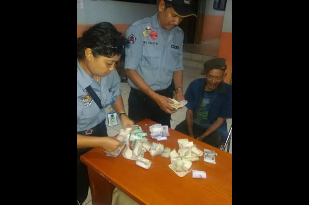 Dari Hasil Mengemis,...