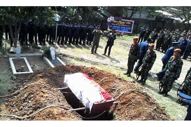 Jenazah Kapten Sandy...