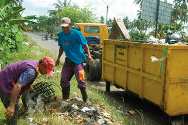 Empat Pengangkut Sampah...