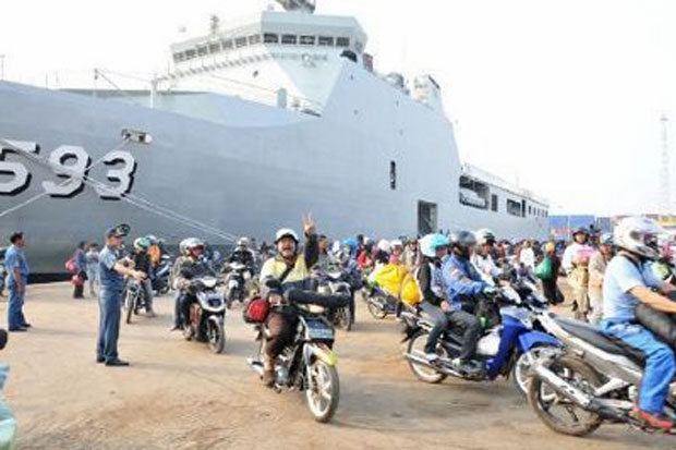 Dua Kapal Perang Siap...