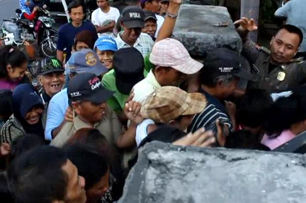 Ratusan Warga Saling...