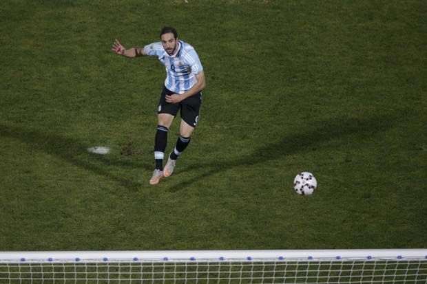 Eksekusi Penalti Higuain...