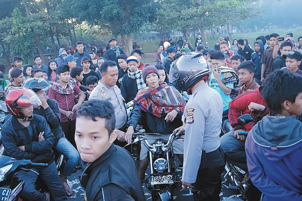 Petasan dan Puluhan...